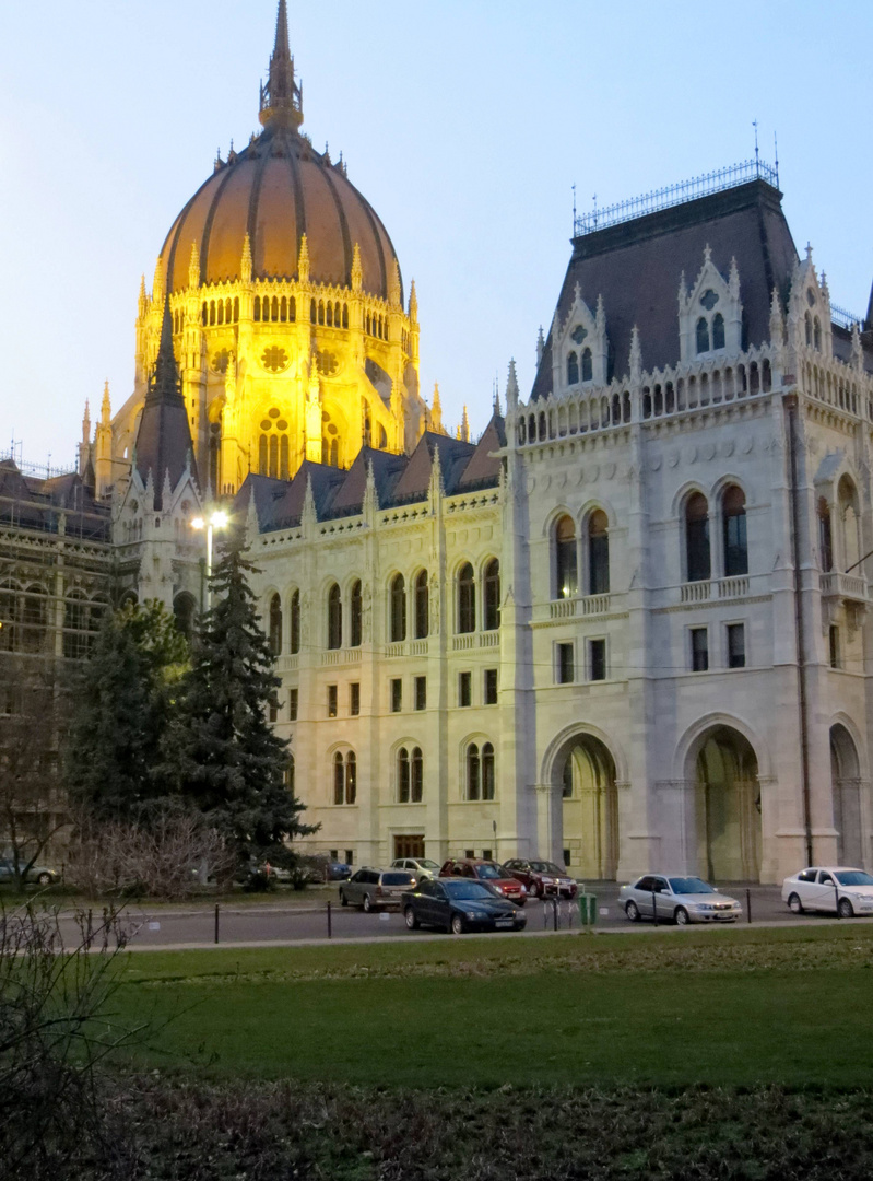 Die beleuchtete Parlamentskuppel ...