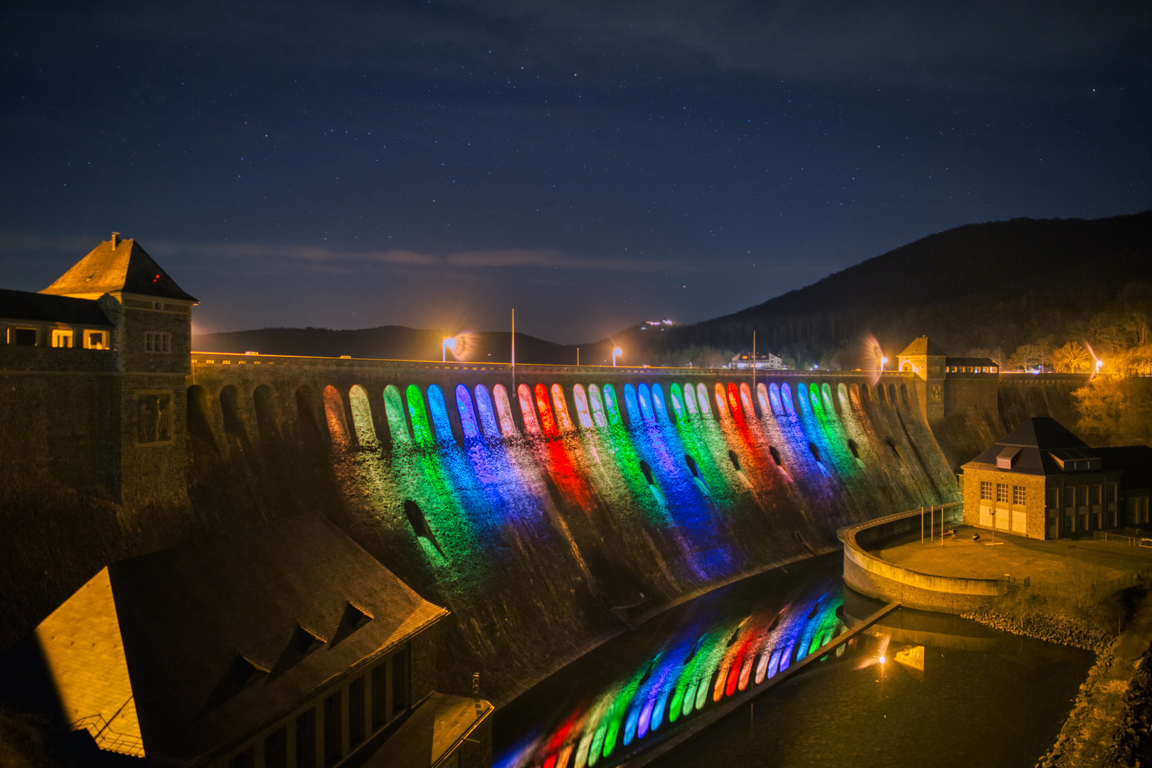 Die beleuchtete Staumauer des Edersee‘s. 