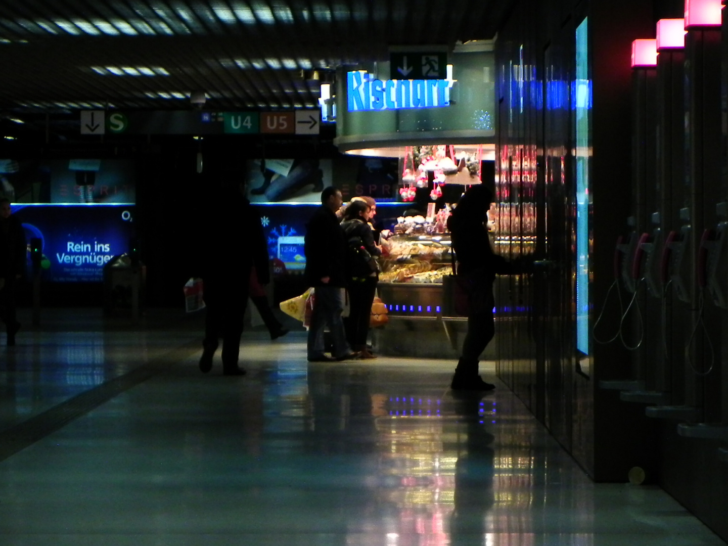 die Beleuchtung strahlt beinahe festlich- Passage in München