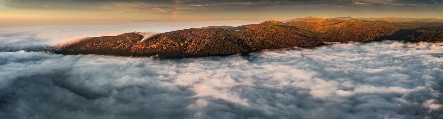 Die Berge des Bayerischen Waldes kurz nach Sonnenaufgang