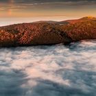 Die Berge des Bayerischen Waldes kurz nach Sonnenaufgang