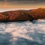 Die Berge des Bayerischen Waldes kurz nach Sonnenaufgang