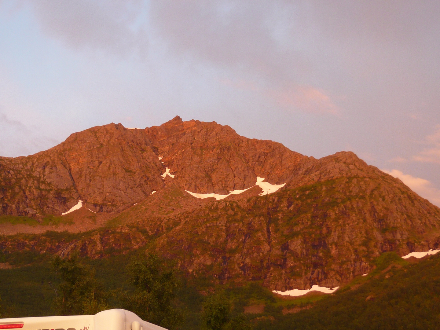 Die Berge in Norwegen werden von der Sonne Schön gemacht