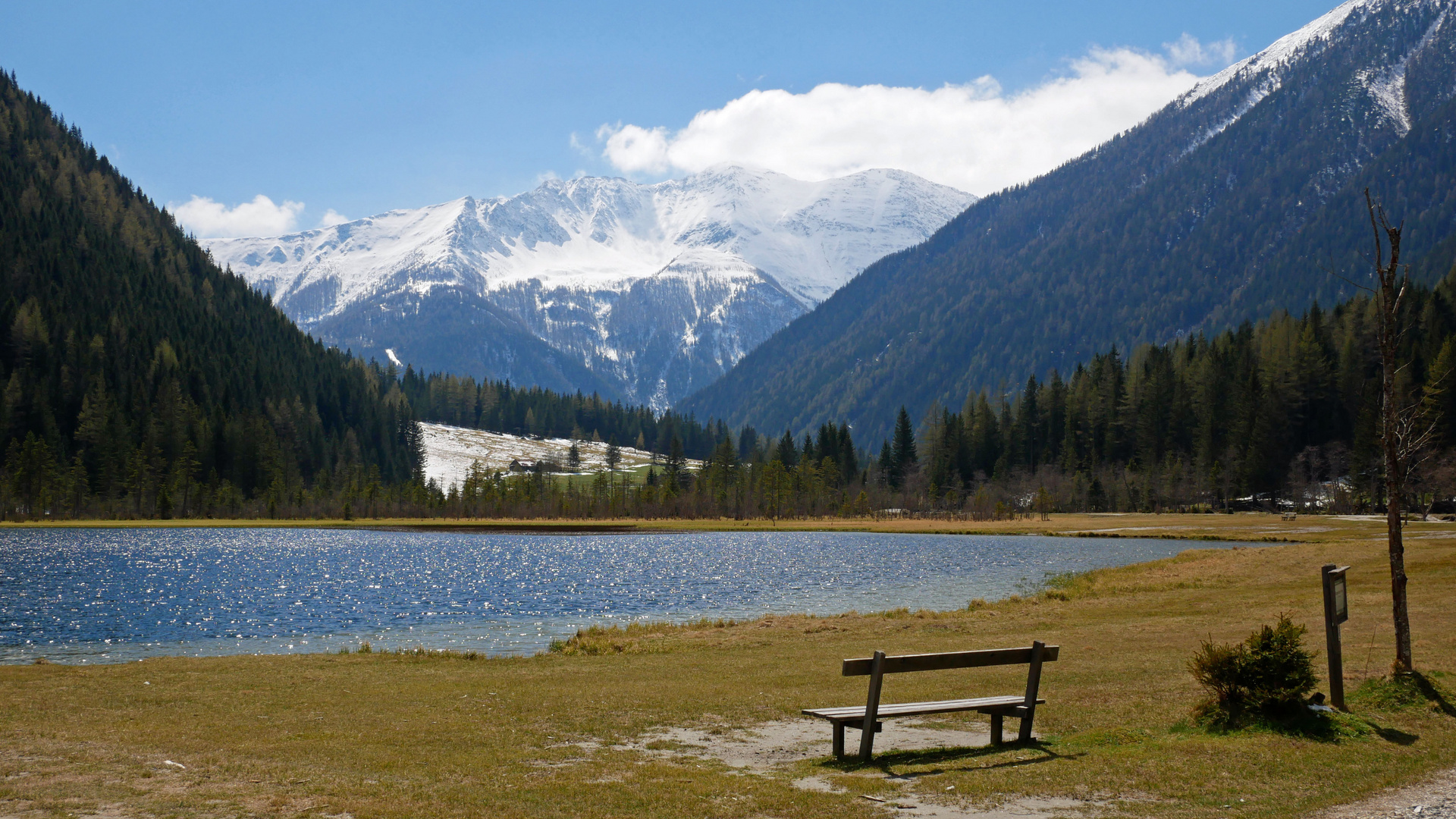 Die Berge leuchten noch im Winterkleid