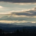 Die Berge schweben über den Wolken