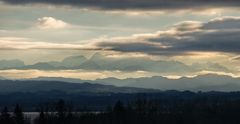 Die Berge schweben über den Wolken