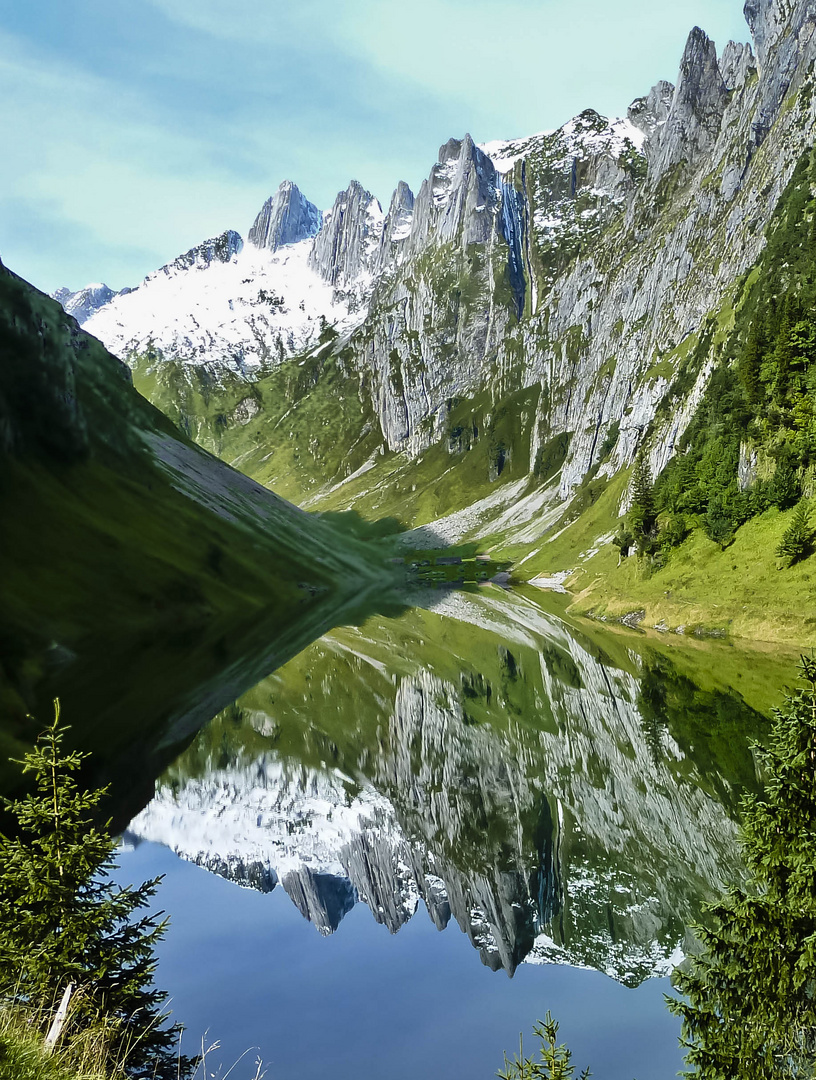 die Berge und der Bergsee sind eins