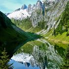 die Berge und der Bergsee sind eins