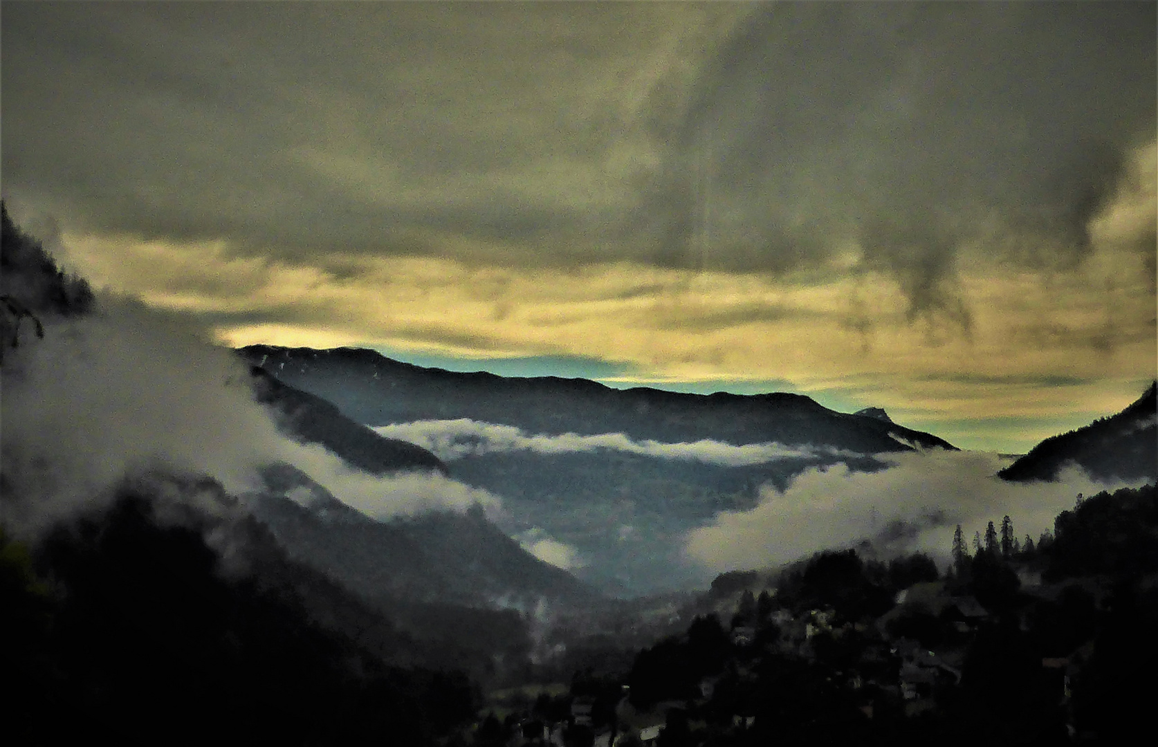 Die Berge, Wolken und Bergdörfer (III)