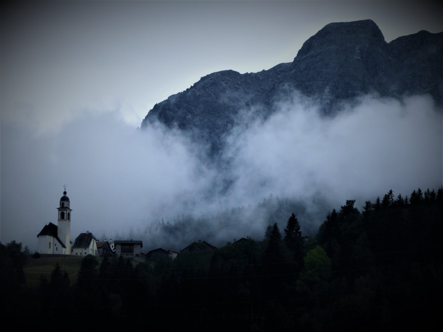 Die Berge, Wolken und Bergdörfer (V)