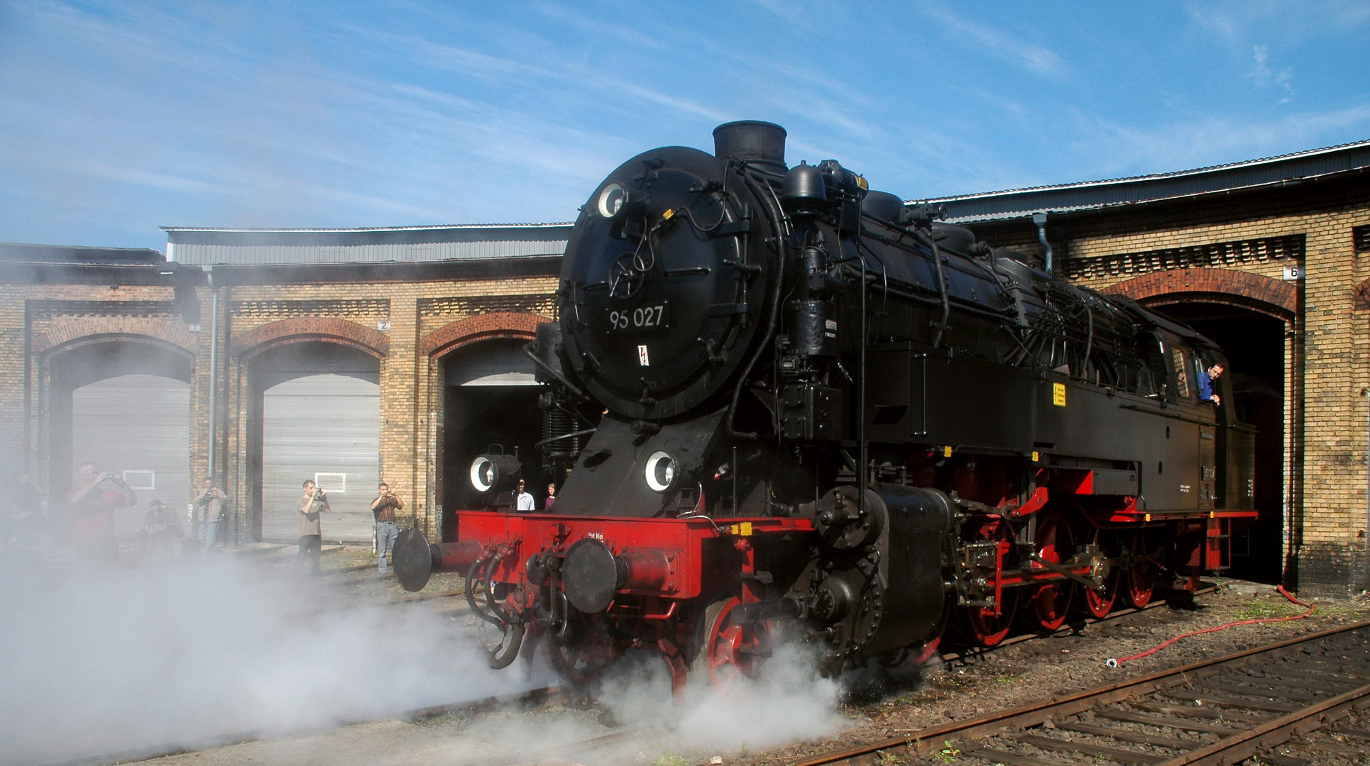 Die "Bergkönigin" 95 027 vor dem Ringlokschuppen in Berlin- Schöneweide