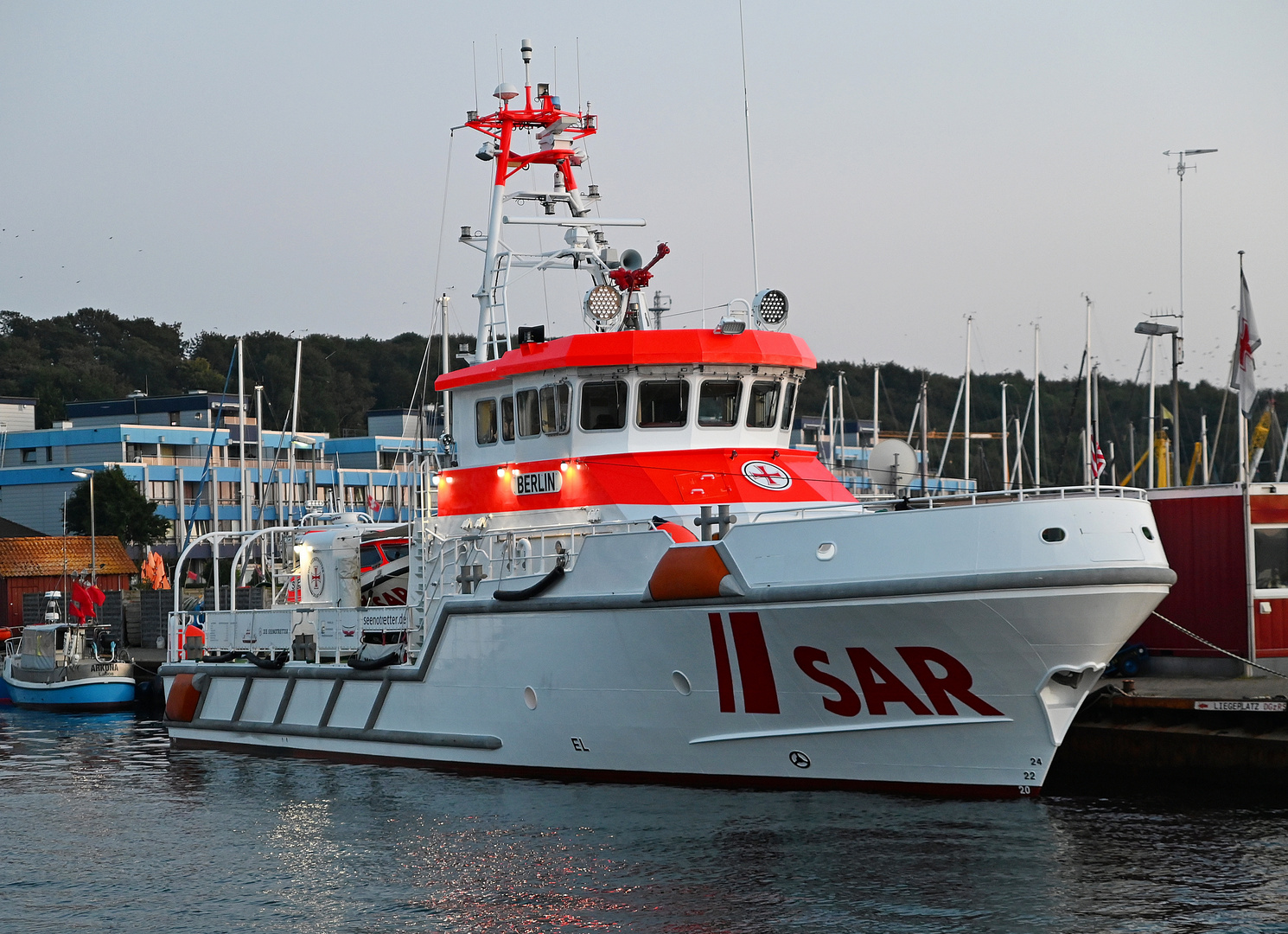 Die BERLIN hält Wache im Hafen von Laboe