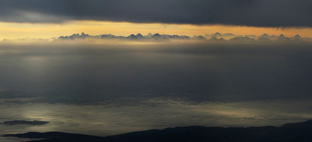 Die Berner Alpen im Morgenlicht