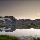 Die Bernina spiegelt sich nach Sonnenuntergang in unbekanntem Bergsee