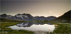 Die Bernina spiegelt sich nach Sonnenuntergang in unbekanntem Bergsee