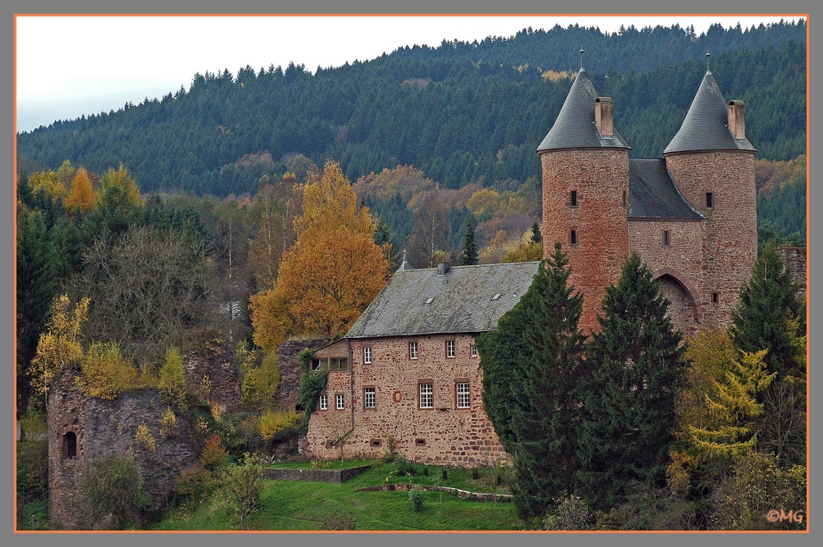 Die Bertradaburg in Mürlenbach ( Eifel )