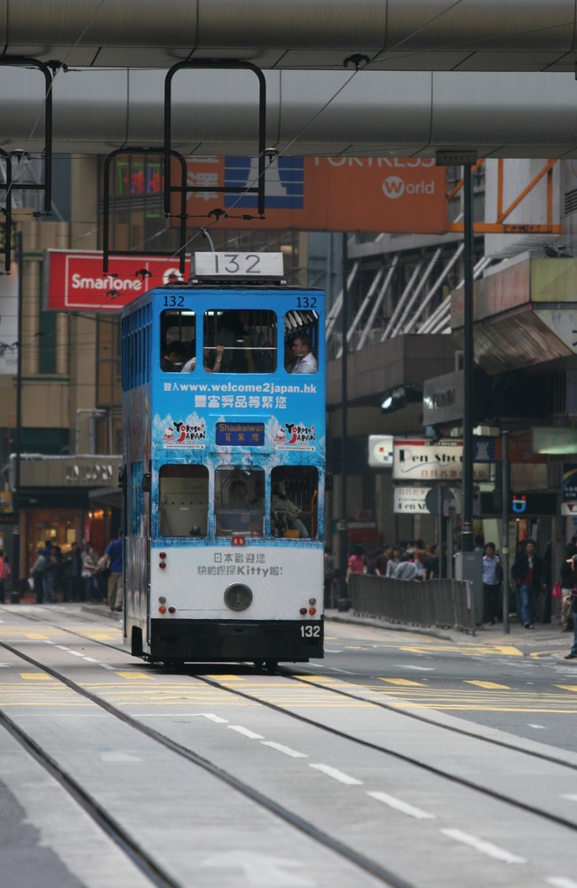 Die berühmte doppelstöckige Tram in Hong Kong