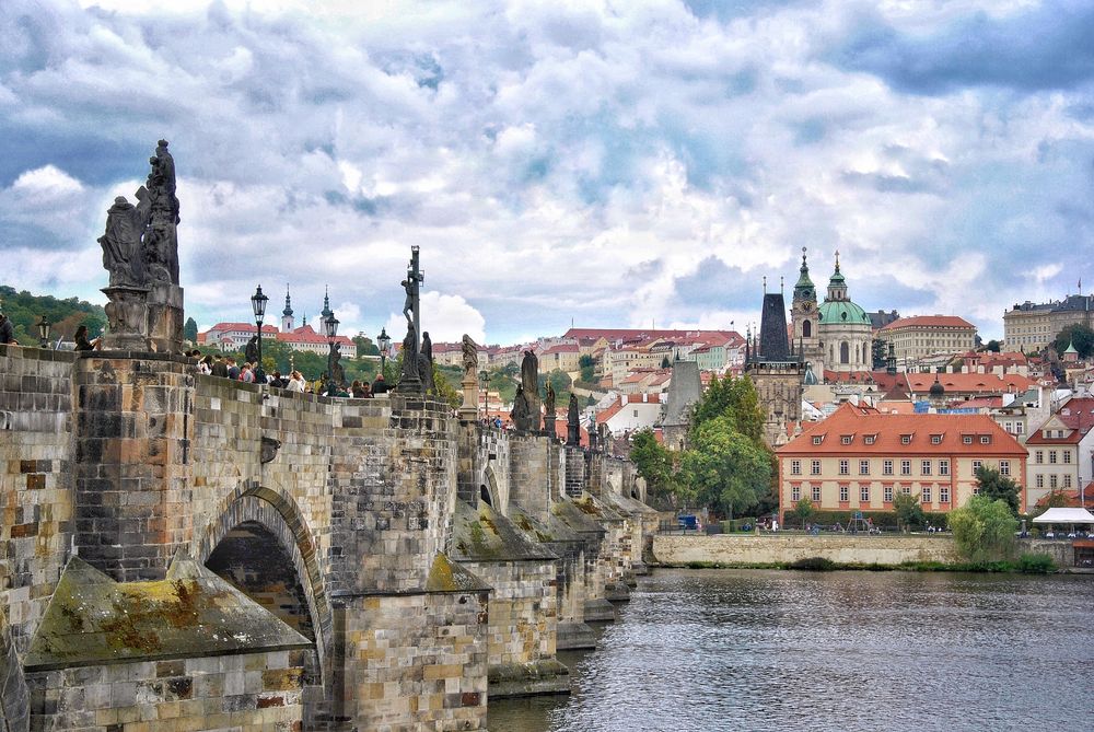 Die berühmte Karlsbrücke in Prag