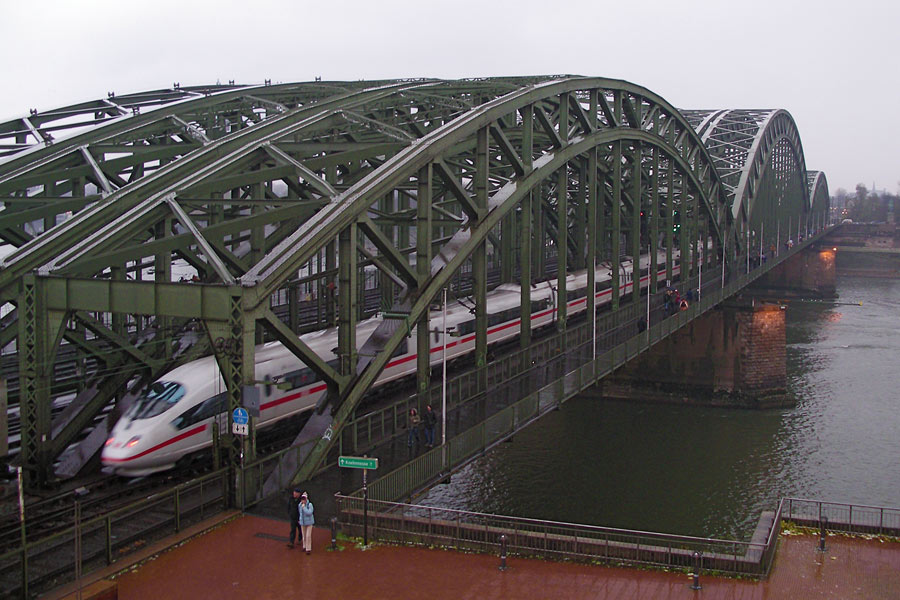 Die berühmte Kölner Brücke ...