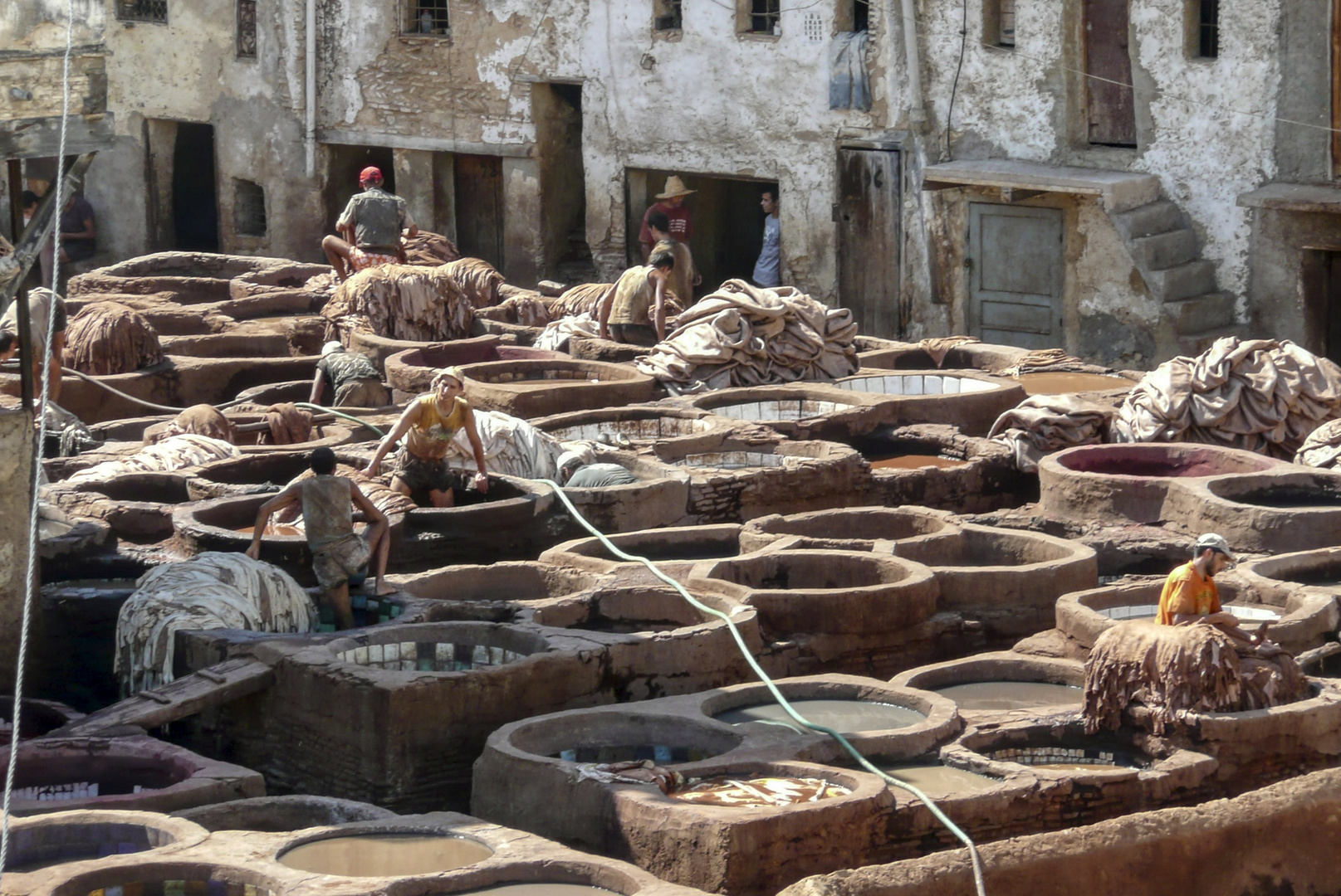 Die berühmten Ledergerbereien in Fez. 