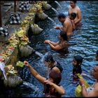 Die Berührung mit dem heiligen Wasser, Indonesien/Bali
