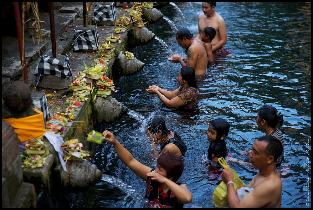 Die Berührung mit dem heiligen Wasser, Indonesien/Bali