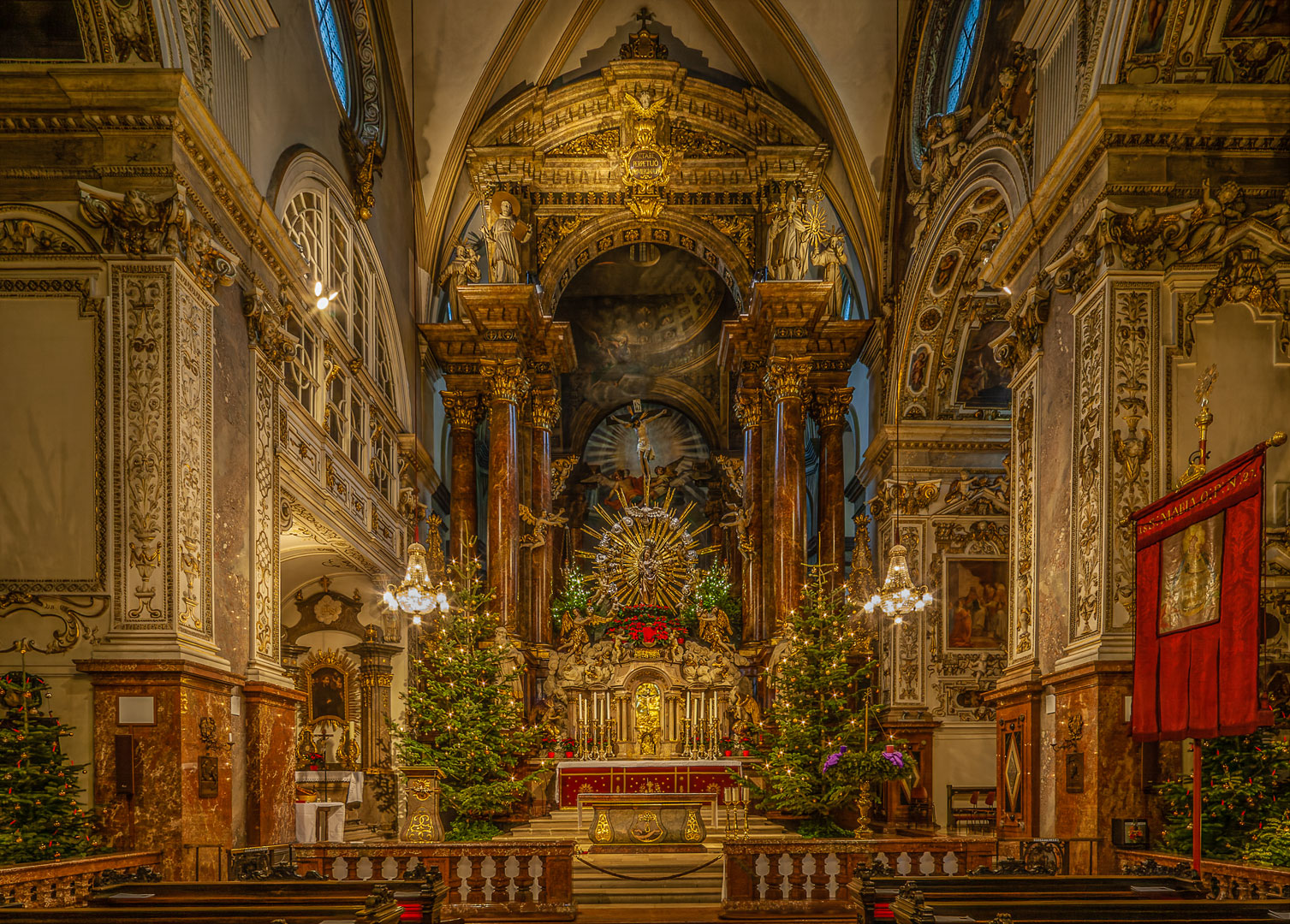 Die besten Weihnachtswünsche allen meinen Freunden aus der Franziskanerkirche in Wien.