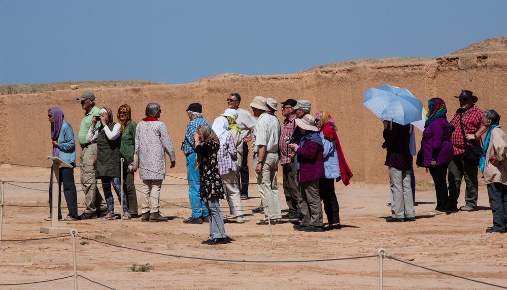 Die Besucher in der Tempelstadt Chogha Zanbil... 