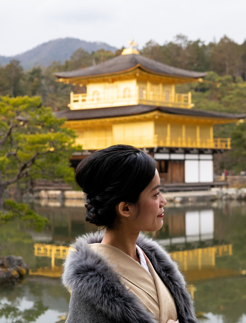 Die Besucherin von Kinkaku-ji