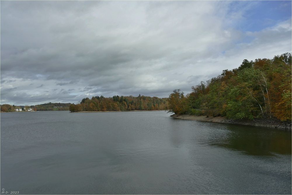 Die Bevertalsperre im Herbst.