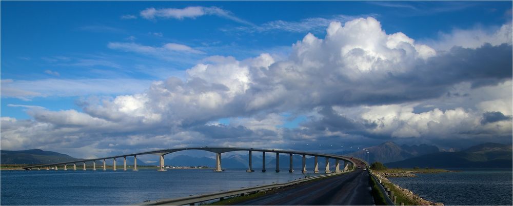 DIE BEWÖLKTE BRÜCKE