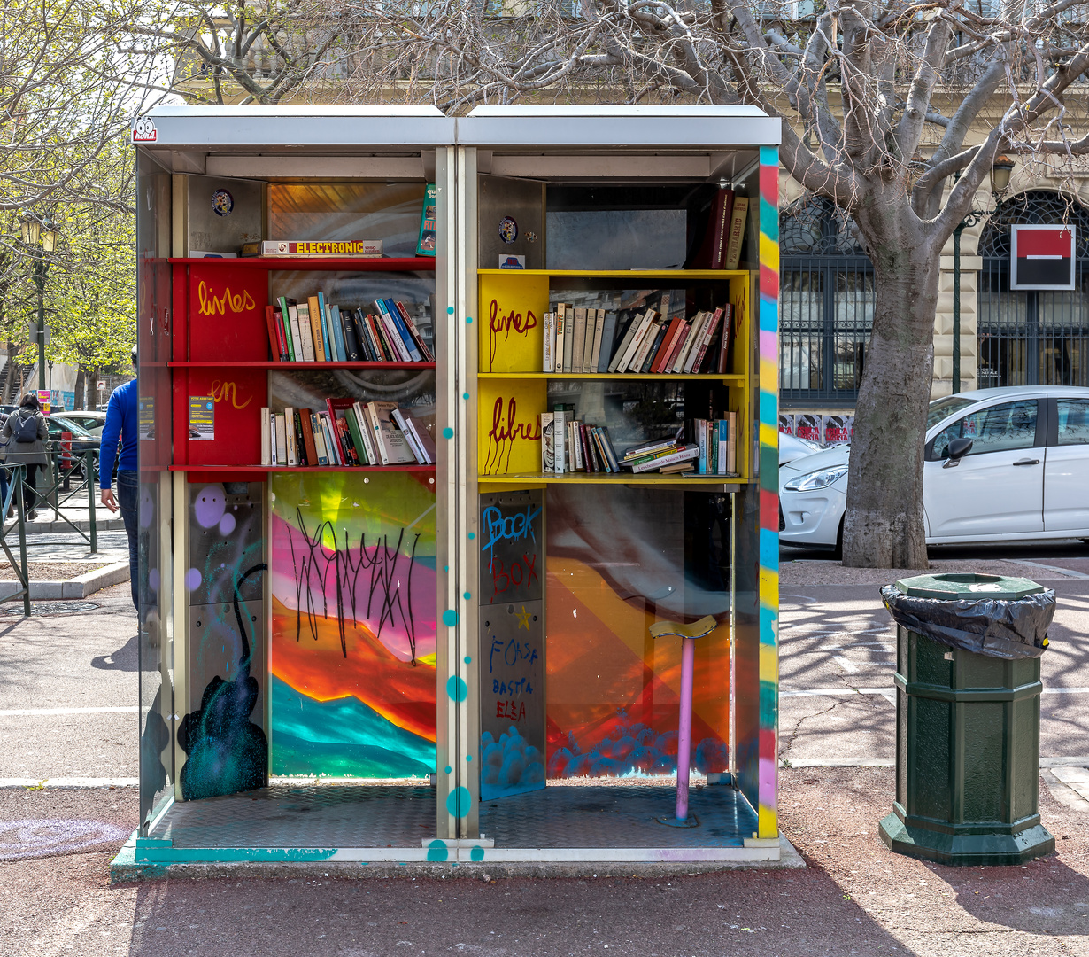 Die Bibliothek in der ehemaligen Telefonzelle.