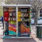 Die Bibliothek in der ehemaligen Telefonzelle.