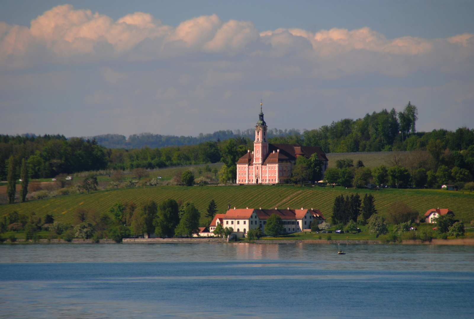 Die Birnau gegenüber der Mainau am Bodensee