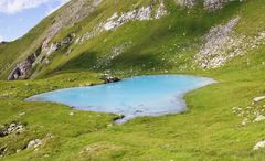 Die blaue Lagune in den Bergen