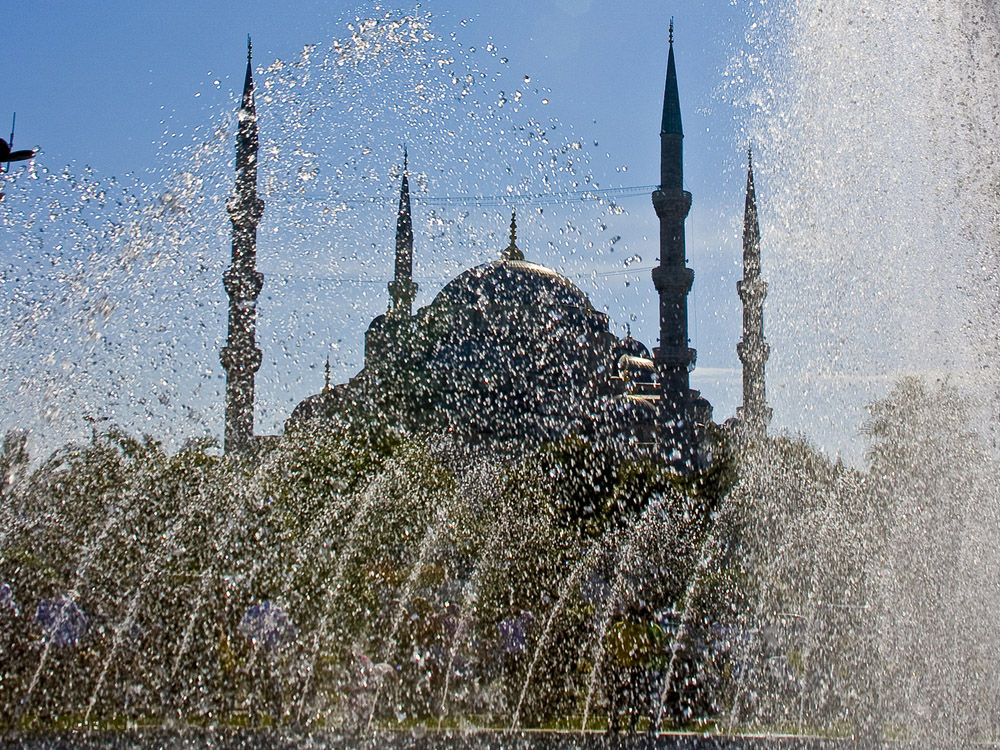 Die blaue Moschee hinter dem Wasservorhang des "Reinigungsbrunnens"