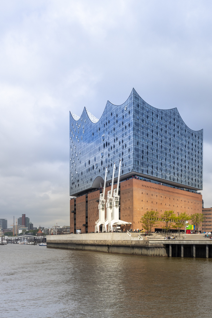 Die blaue Philharmonie an der Elbe