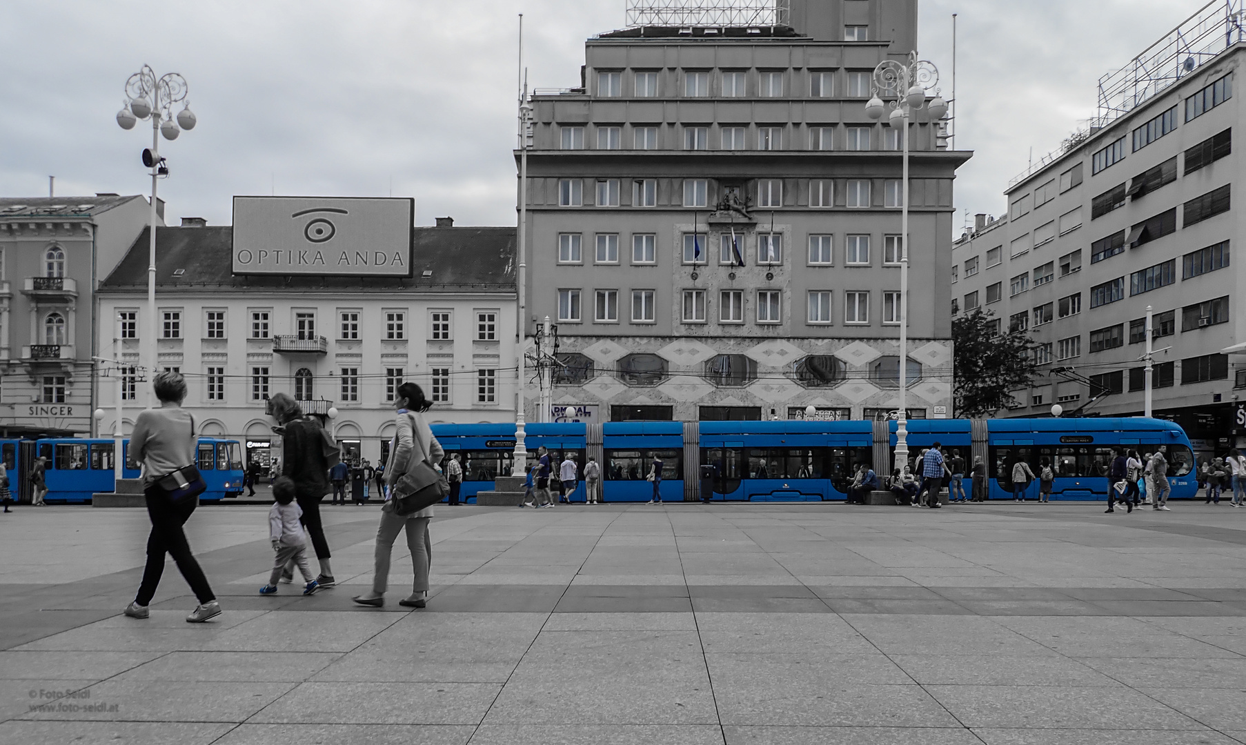 die blaue Staßenbahn