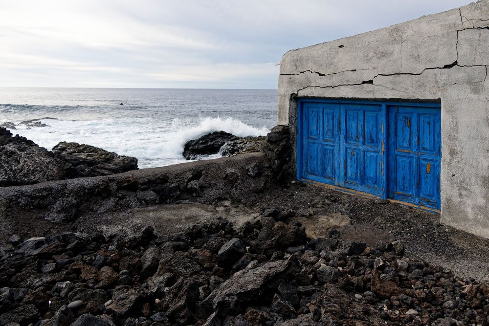 Die blaue Wand am Meer