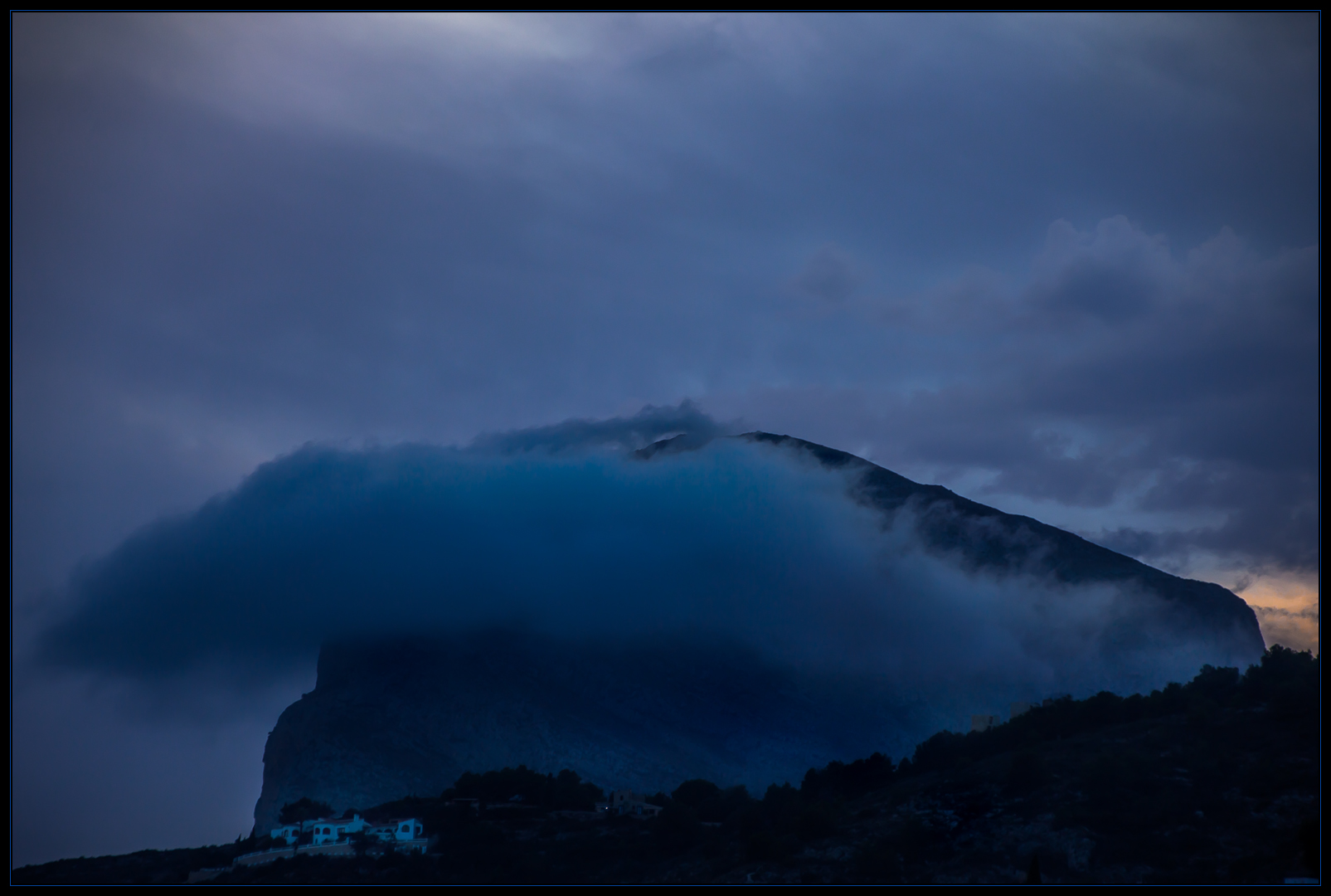 Die blaue Wolke - und der blaue Berg - der Montgo... 