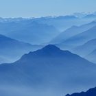 Die blauen Berge mit ein paar Wolken ...