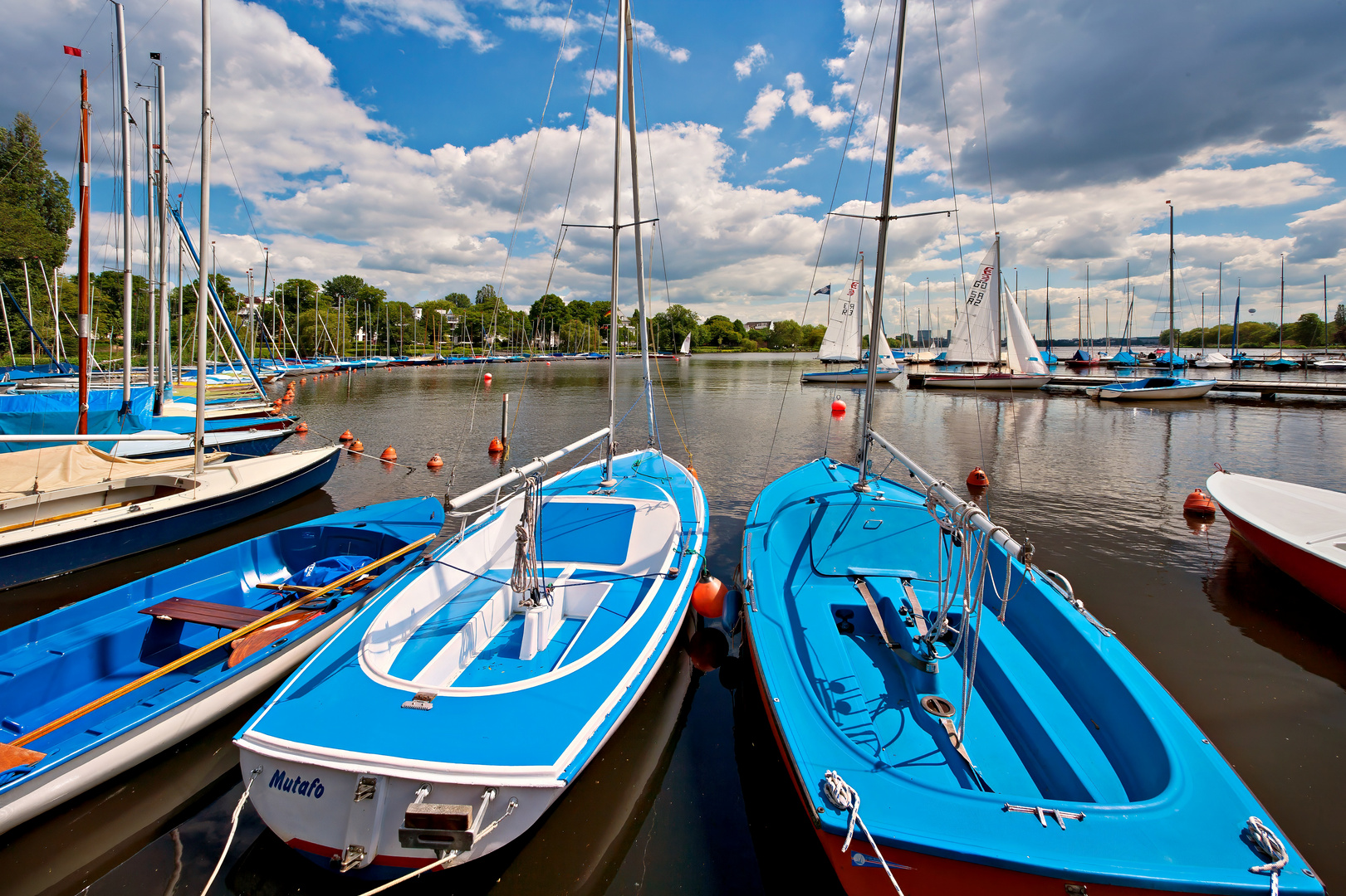 Die blauen Segelboote