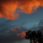 die  blauen Stunde paart sich mit den rosa Wolken 