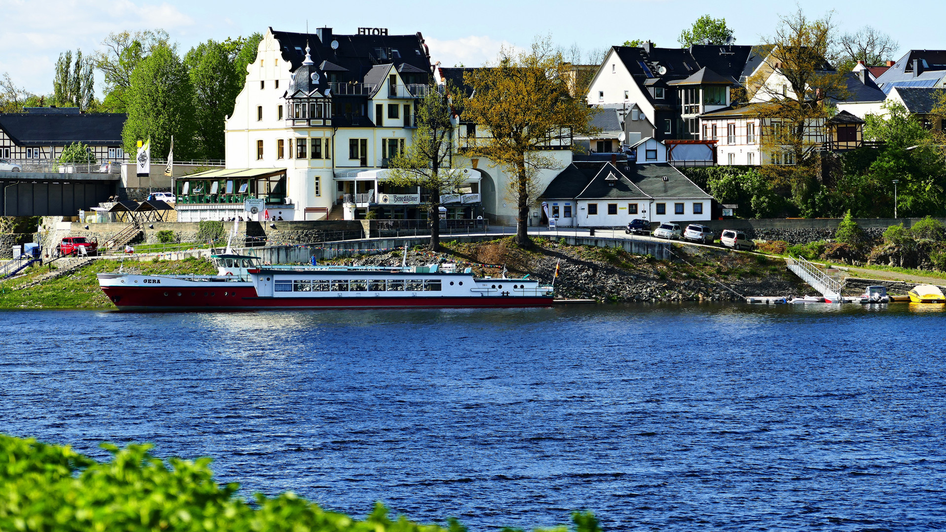 Die Bleilochtalsperre-Blick zur Schiffsanlegestelle in Saalburg