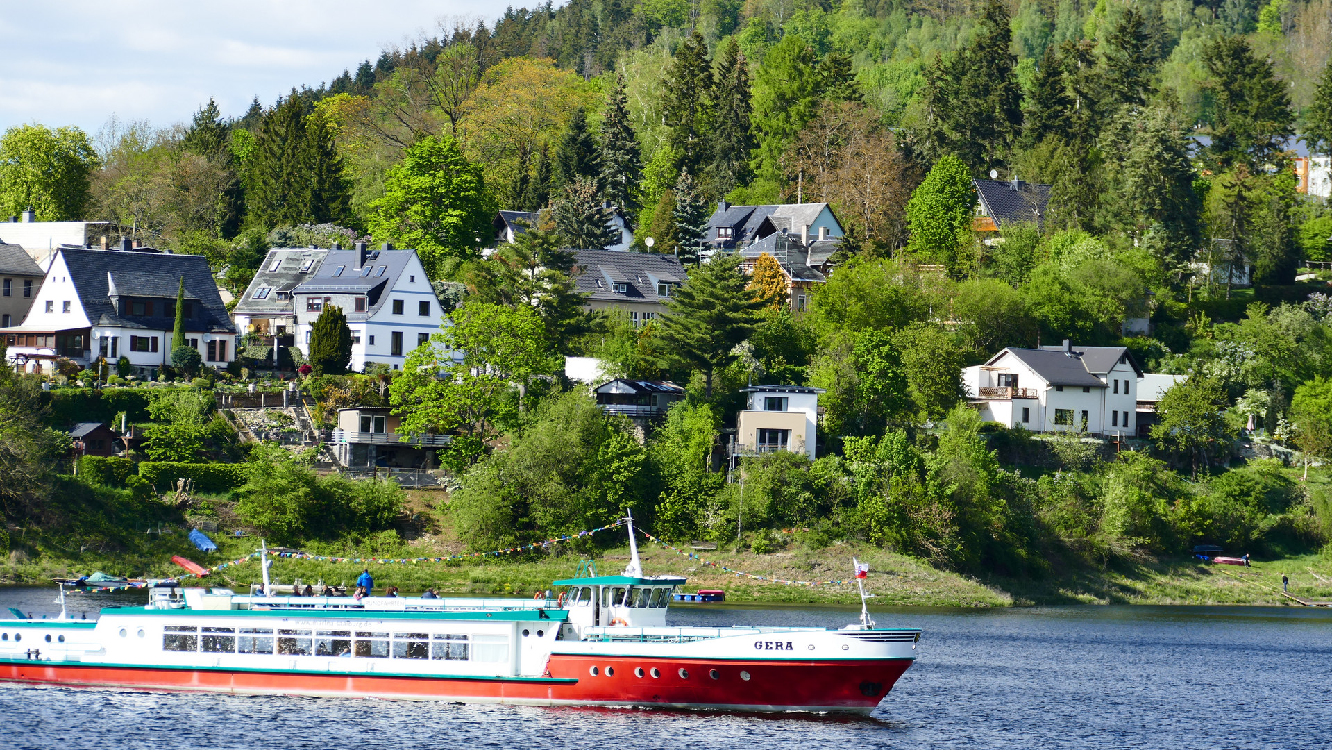 Die Bleilochtalsperre- Das Motorschiff Gera vor der Kulisse von Saalburg