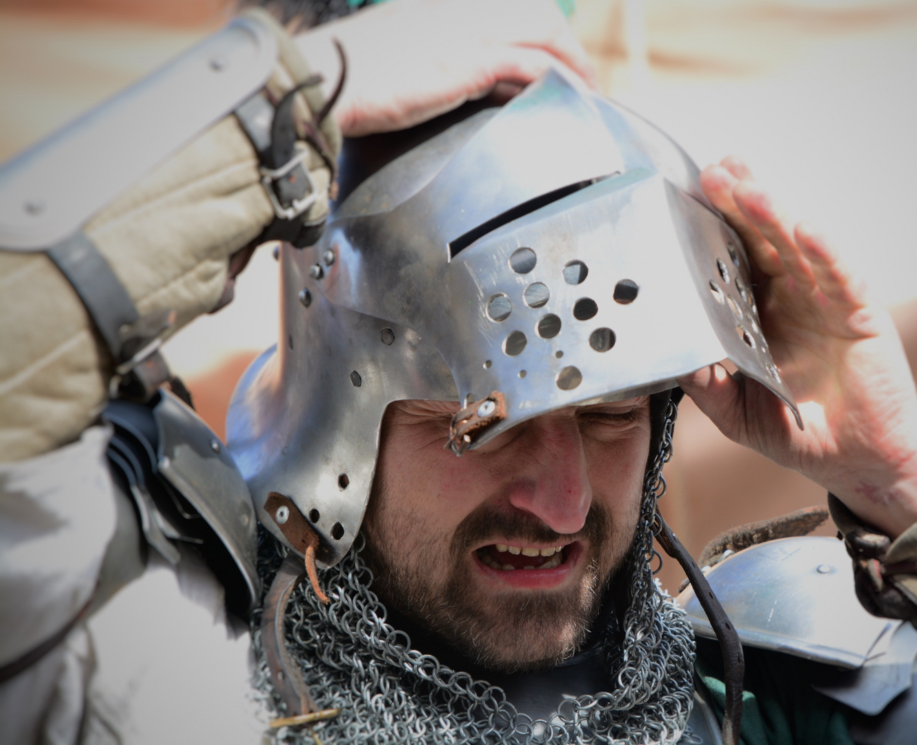 Die blöden Helme sind immer zu eng...