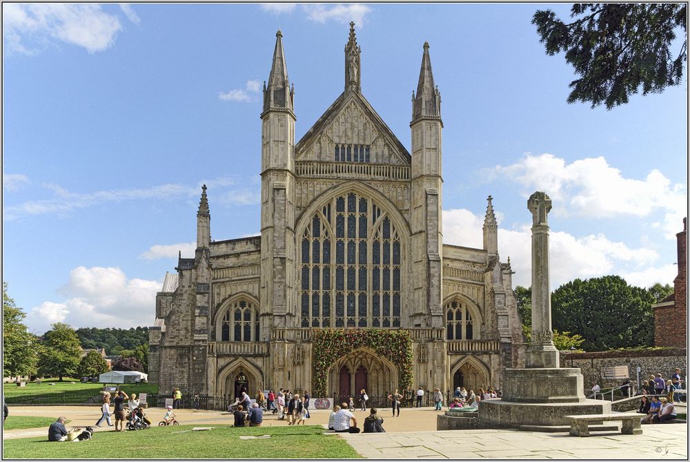 Die blumengeschmückte Winchester Cathedral...