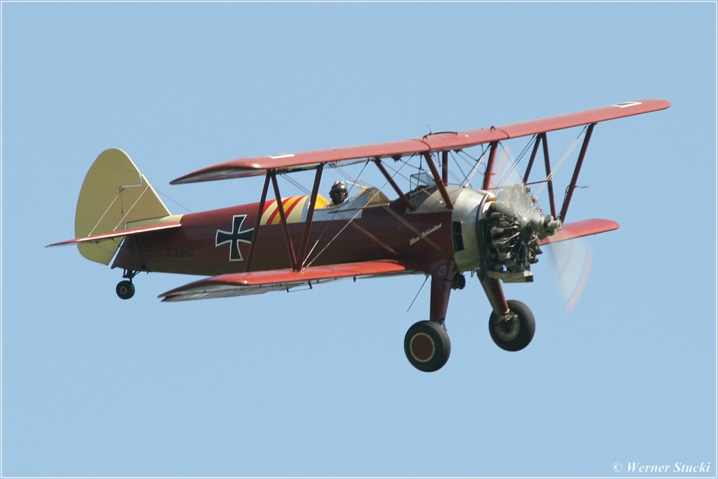 Die Boeing Stearman, F-AZMZ, beim Displayflug