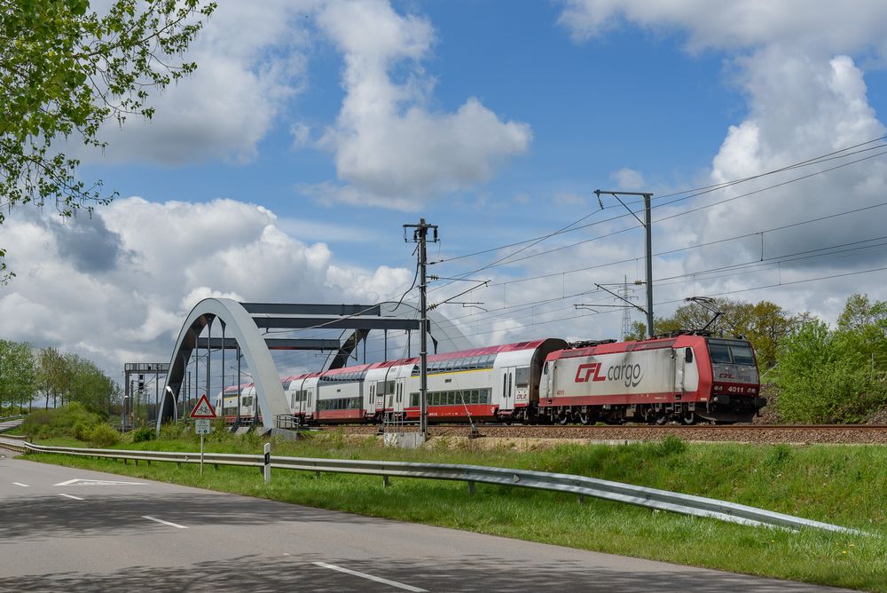 Die Bogenbrücke über die A6