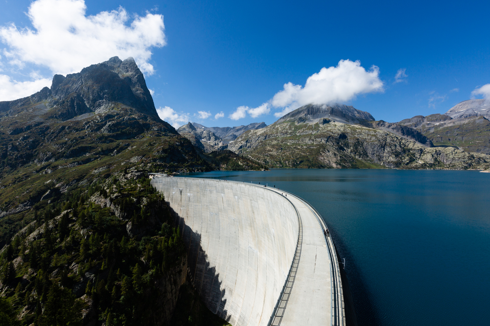 Die Bogenstaumauer und der See von Emosson